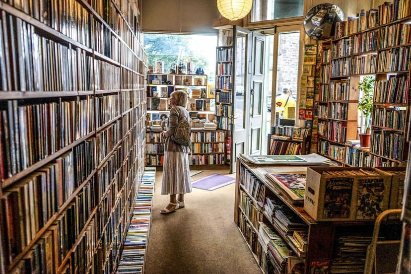 Kitabevi koridorunda kitap seçen ziyaretçi (temsili görsel)