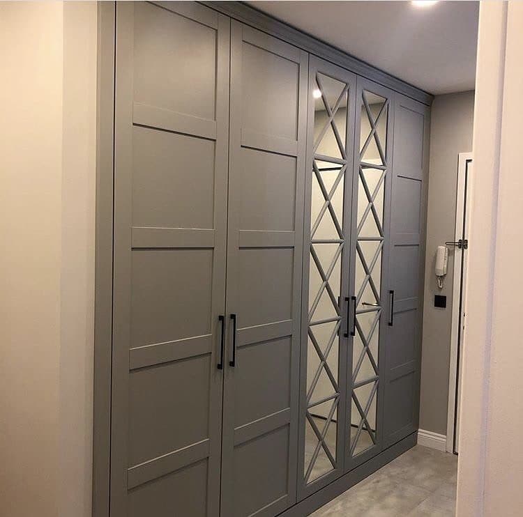 Camlı kapaklı gri gardırop