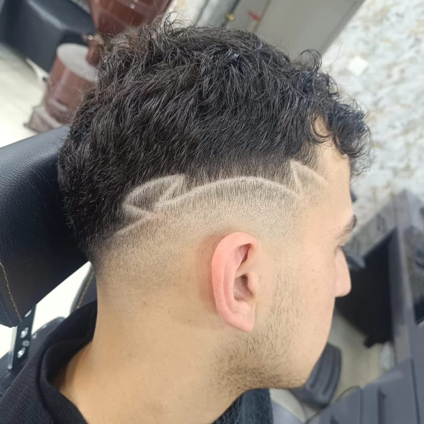 Kıvırcık saça uygulanan fade kesim