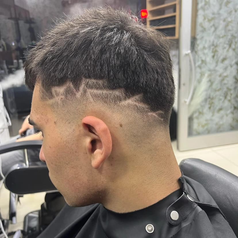 Çizgi detaylı fade saç tasarımı