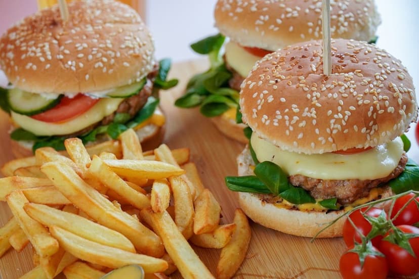 Hamburger ve garnitür (temsili görsel)