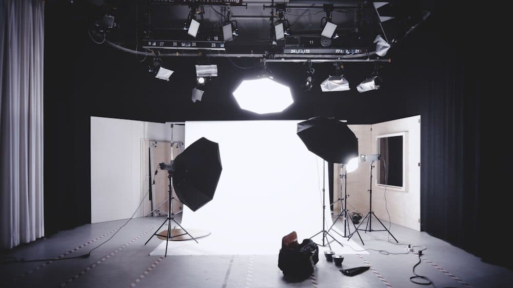 Profesyonel fotoğraf stüdyosu ışık düzeni (temsili görsel)