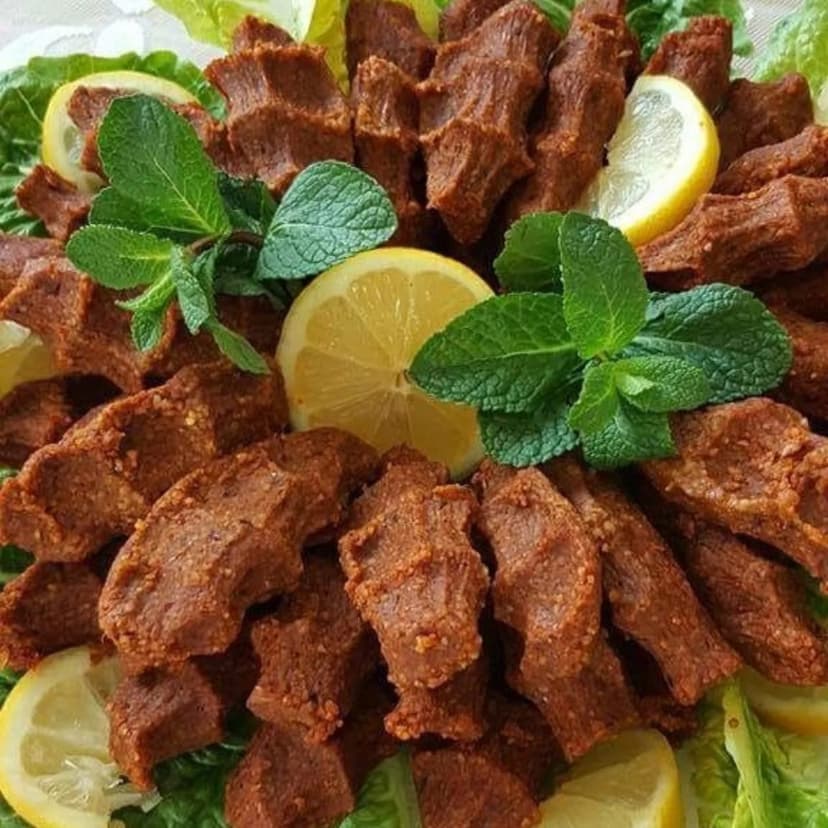 El yapımı çiğ köfte, limon ve nane ile