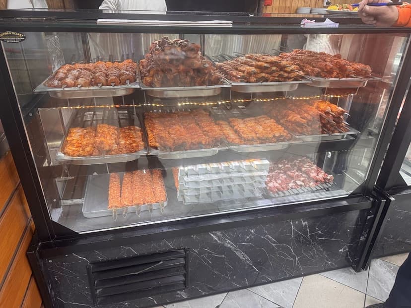Mangal vitrininde şiş ve kebap çeşitleri