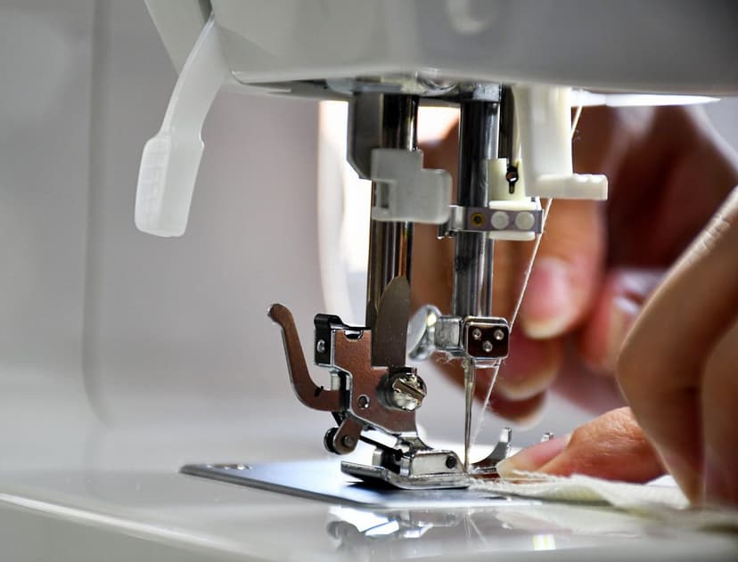 Dikiş makinesinde kumaş işleme (temsili görsel)