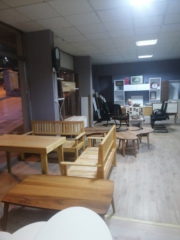 Showroom iç görünümü — mobilya sergisi