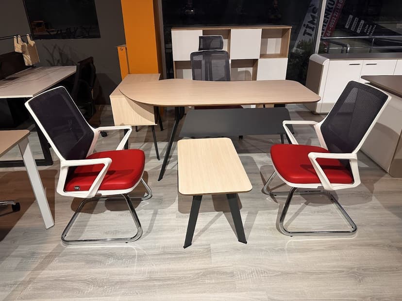 Toplantı masası ve misafir koltukları