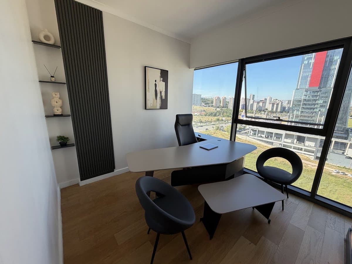 Go Mobilya showroom — manzaralı yönetici çalışma alanı