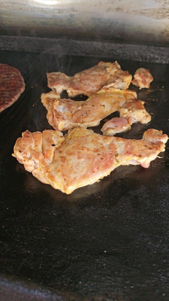 Izgarada pişen köfte