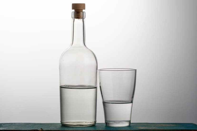 İçme suyu şişesi ve bardak (temsili görsel)