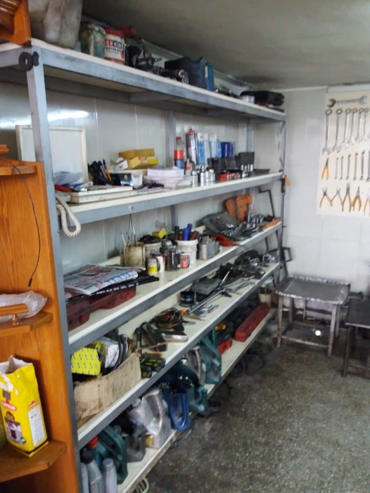 Atölyedeki yedek parça ve malzeme rafları