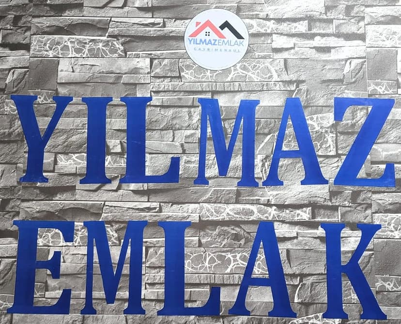Yılmaz Emlak tabelası