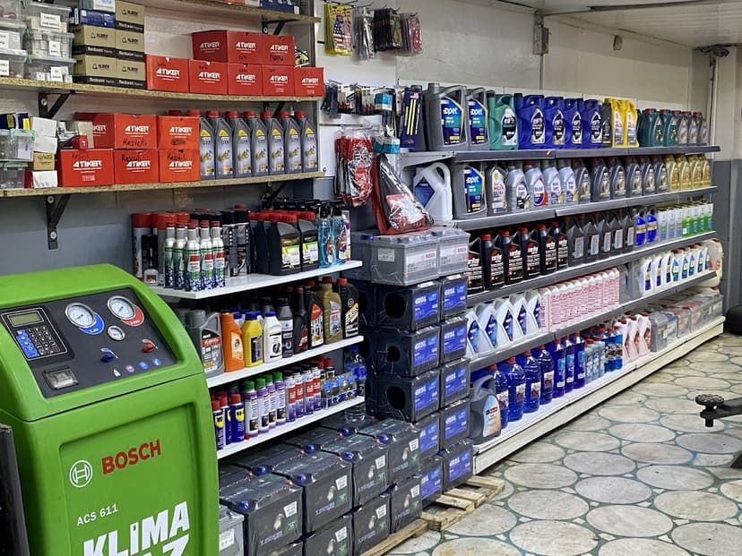 Mağaza içi: akü, motor yağı ve klima gazı dolum ünitesi