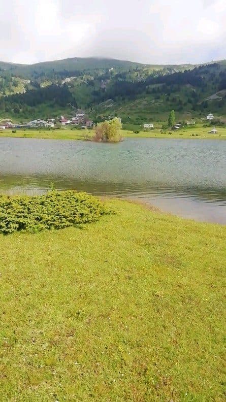 Göl kıyısında doğa ve kamp keyfi