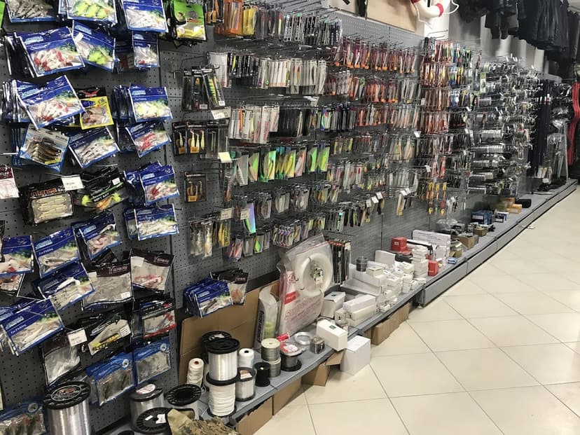Mağaza içi — balıkçılık malzemeleri reyonu