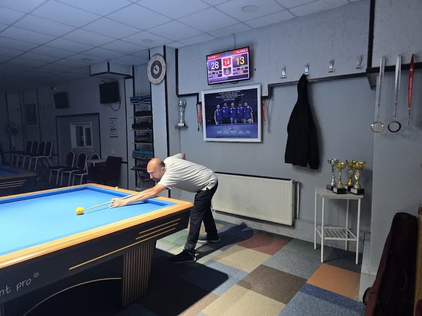 Bilardo masasında oyun anı — salon içi