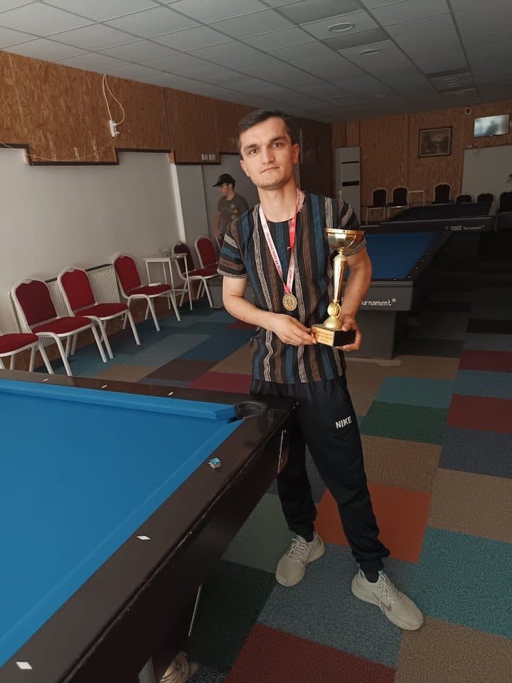 Turnuva kupasıyla sporcumuz — salonumuzda