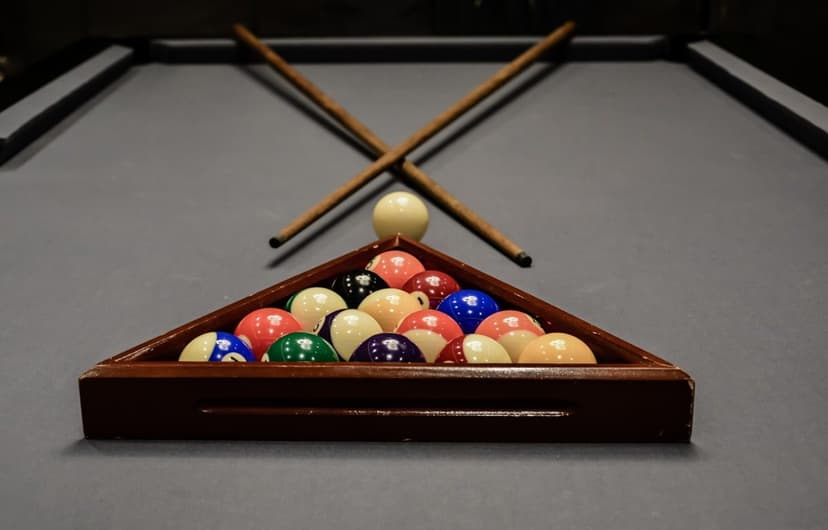 Dizilmiş bilardo topları ve istekalar (temsili görsel)