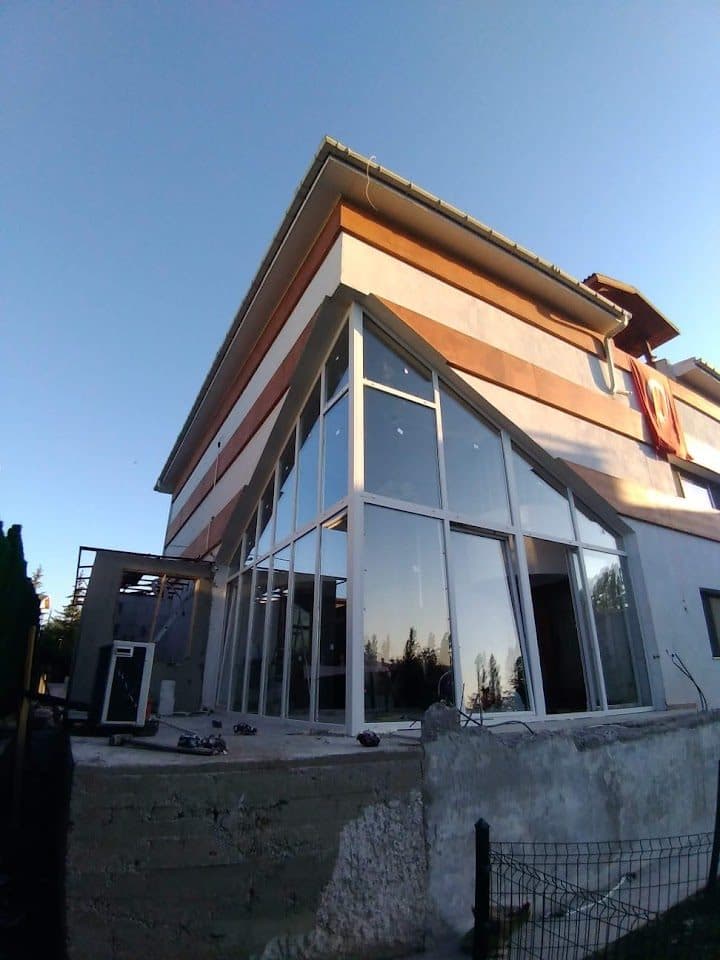 BölgePen uygulaması — geniş cam cepheli bina