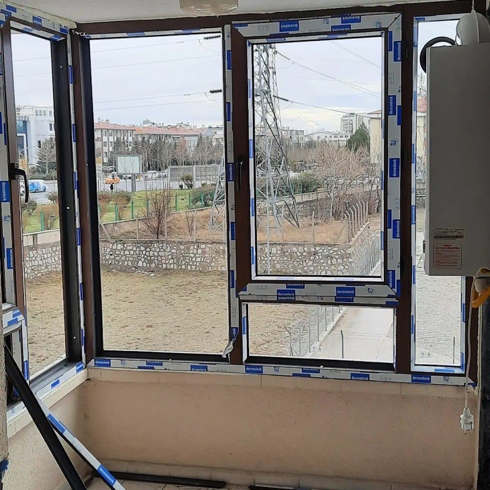 Monte edilmiş PVC pencere