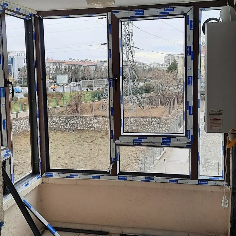 Monte edilmiş PVC pencere