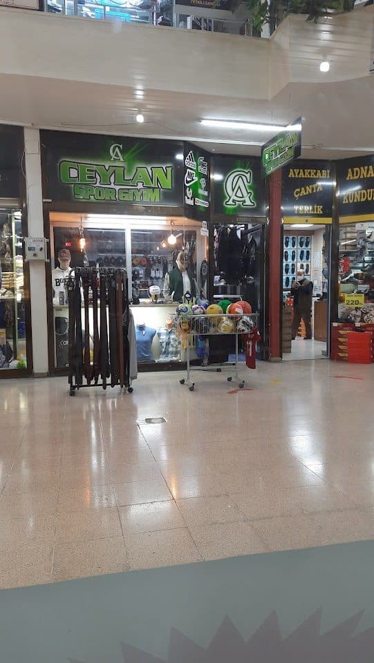 Çarşı iç koridoru ve dükkânlar