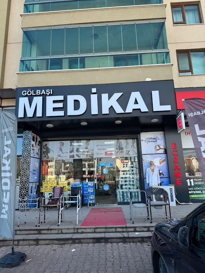 Gölbaşı Medikal mağaza girişi ve vitrini