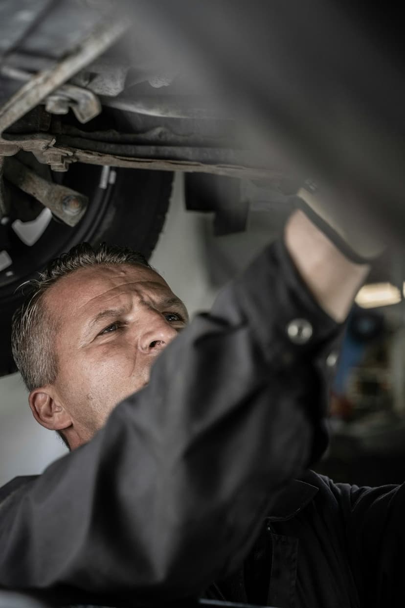 Servis ustası araç altında çalışırken (temsili görsel)