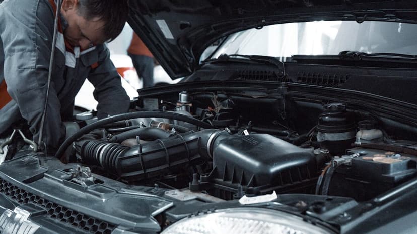 Motor bölümünde periyodik bakım (temsili görsel)