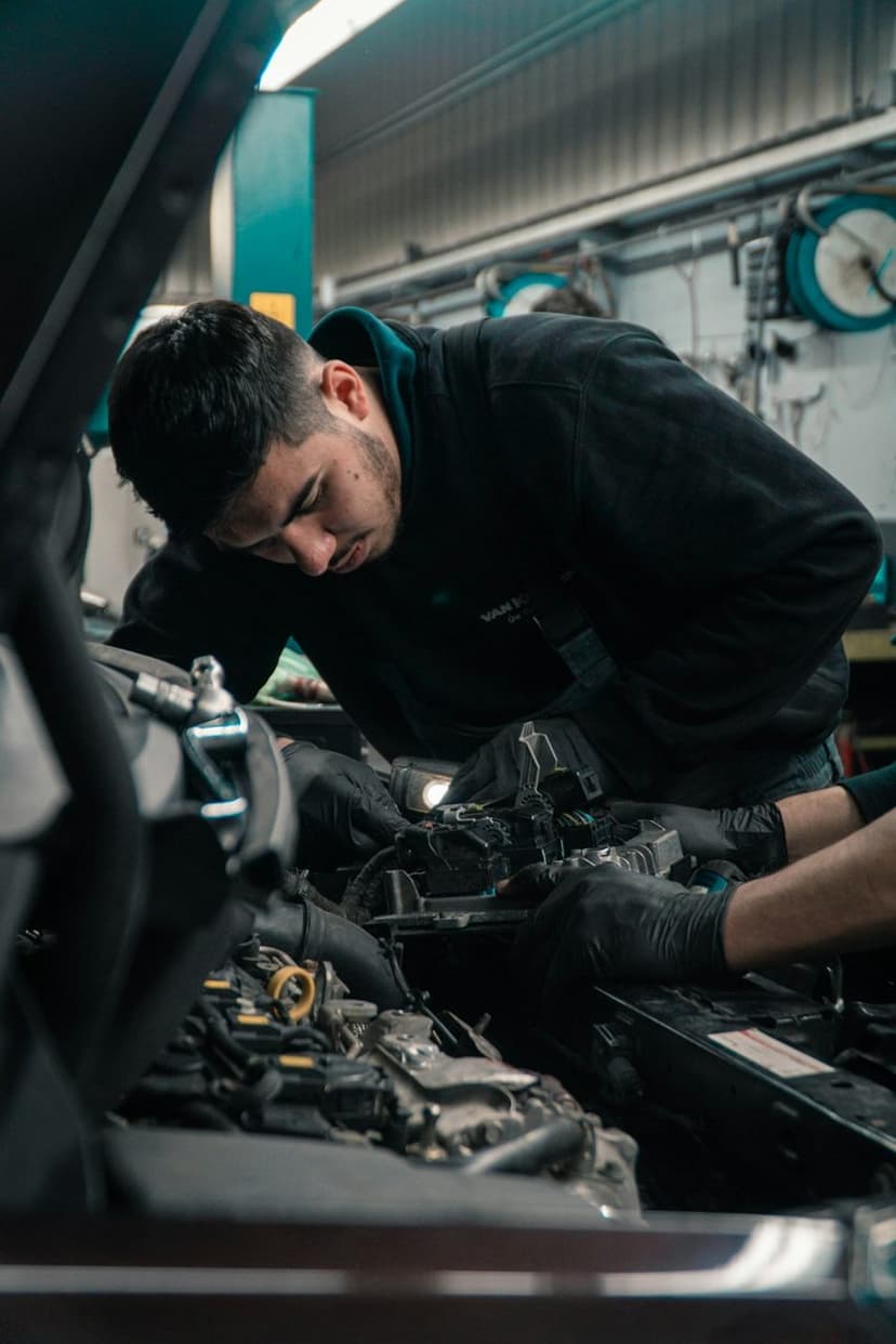Ustanın motor üzerinde çalışması (temsili görsel)