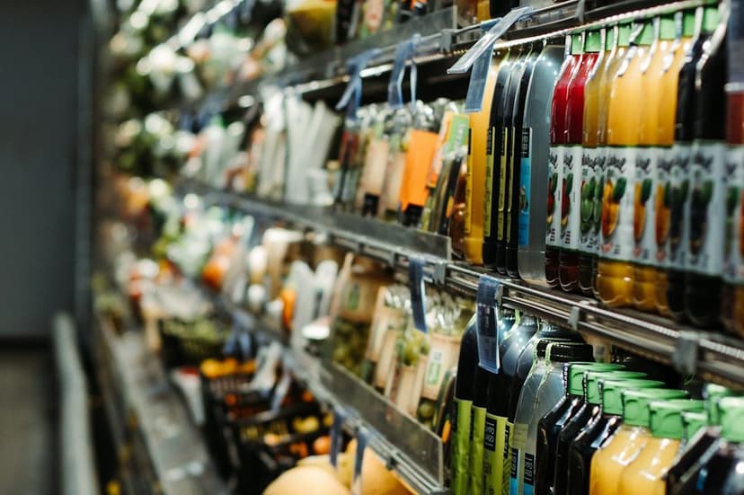 Market reyonu — dolu raflar (temsili görsel)
