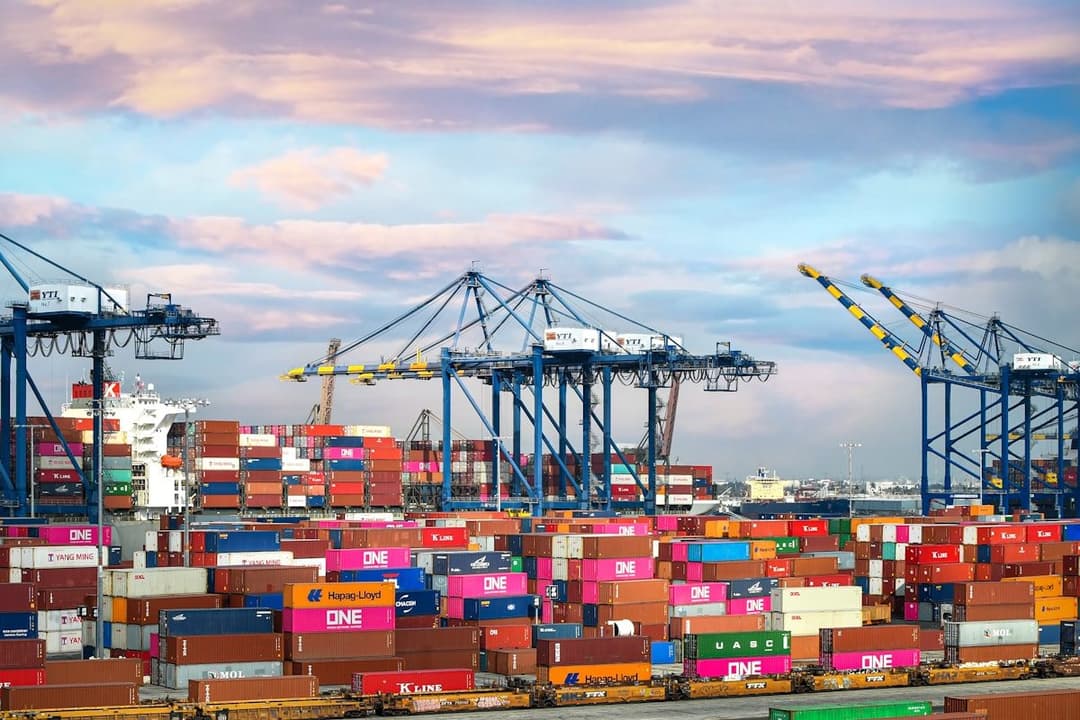 Liman vinçleri ve dış ticaret operasyonu (temsili görsel)