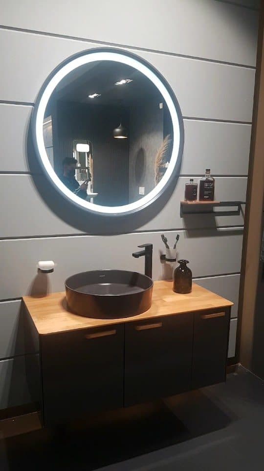 LED aynalı banyo dolabı ve lavabo teşhiri