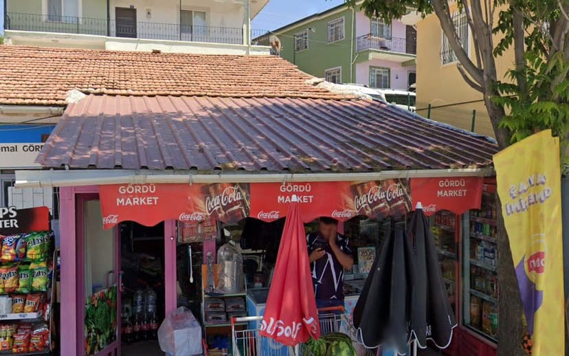 Dükkân önü ürün reyonu ve sebze-meyve tezgâhı (Google Street View)