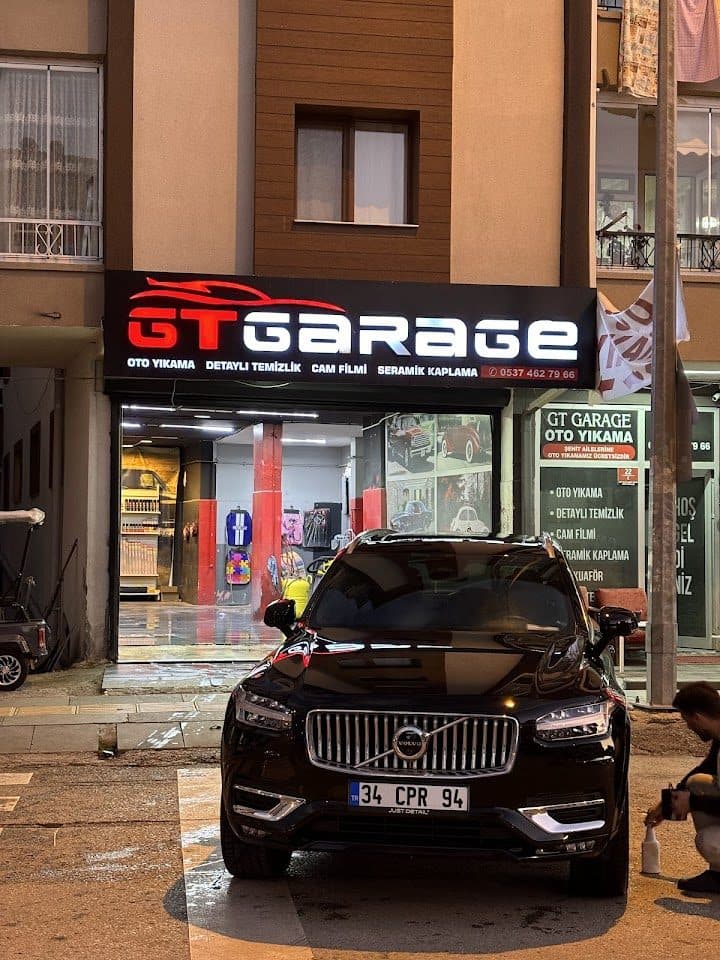 İşletme önünde yıkanan araç