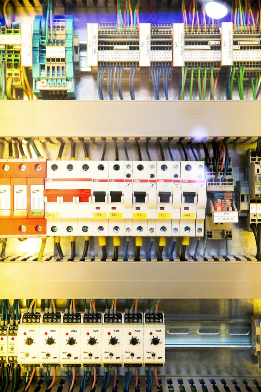 Elektrik panosu ve sigorta bağlantıları (temsili görsel)