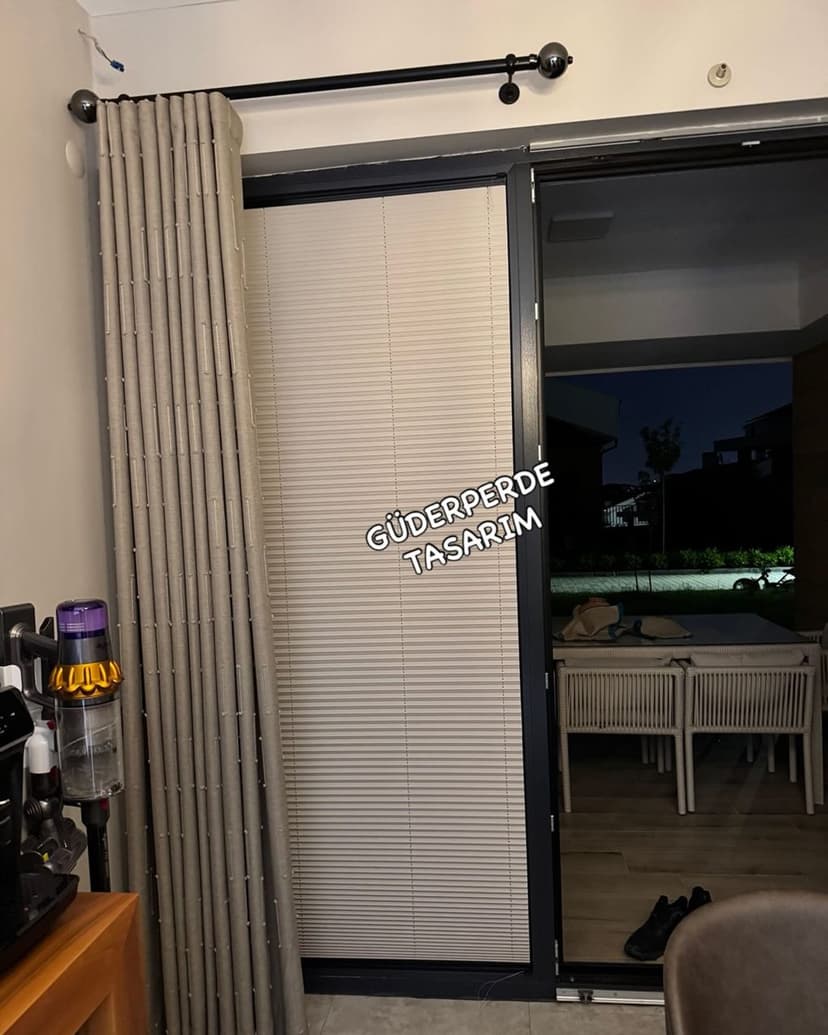 Balkon kapısında pileli/plise perde