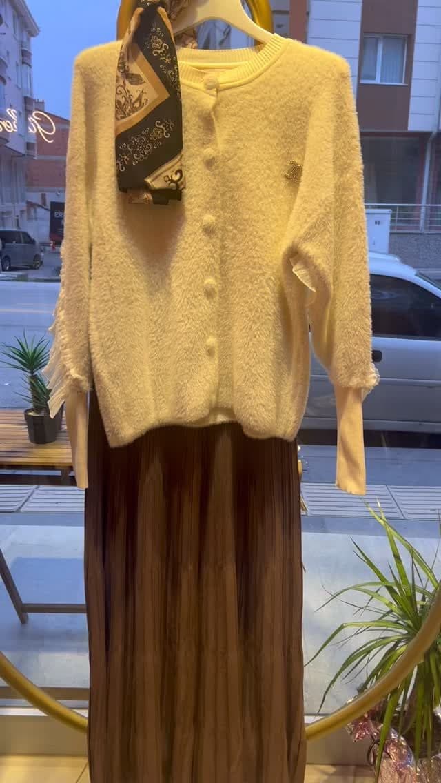 Triko hırka ve etek kombini