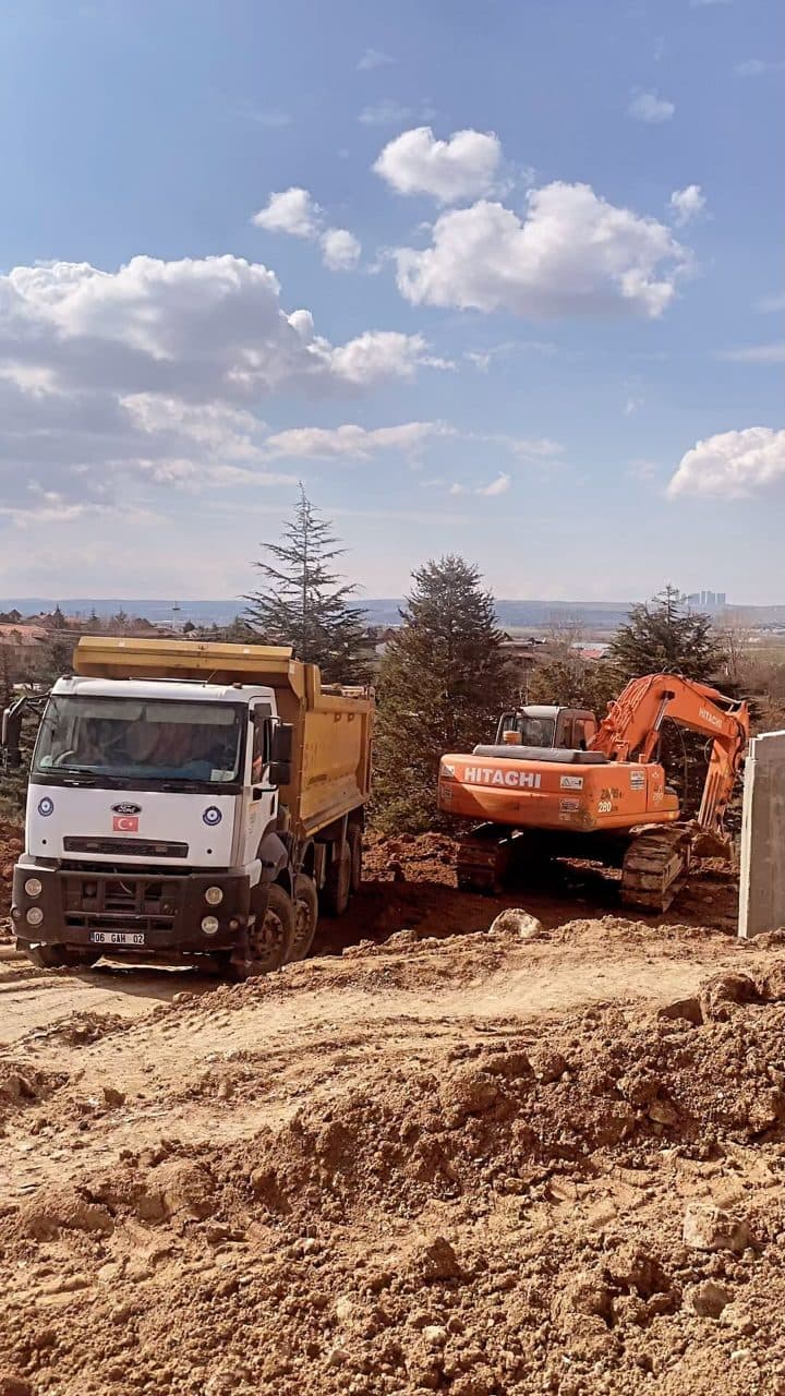 Kamyon ve ekskavatör ile hafriyat yükleme