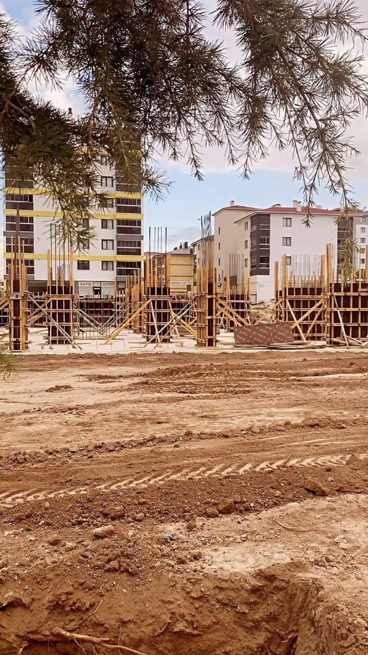 İş makinesiyle arazi tesviyesi