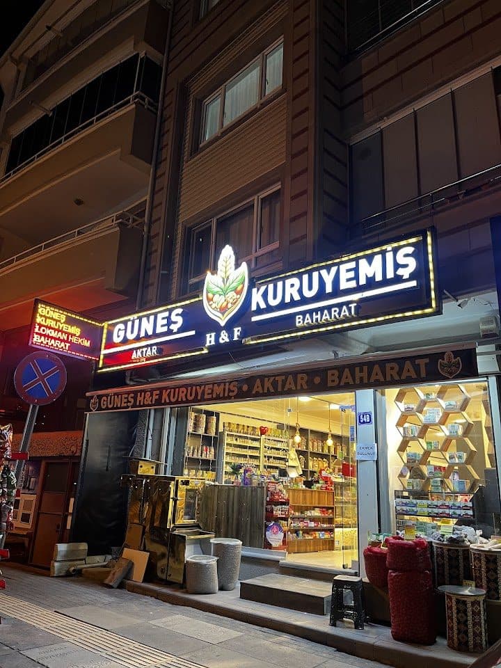 Güneş H&F Kuruyemiş Aktar Baharat — dükkân cephesi (gece)