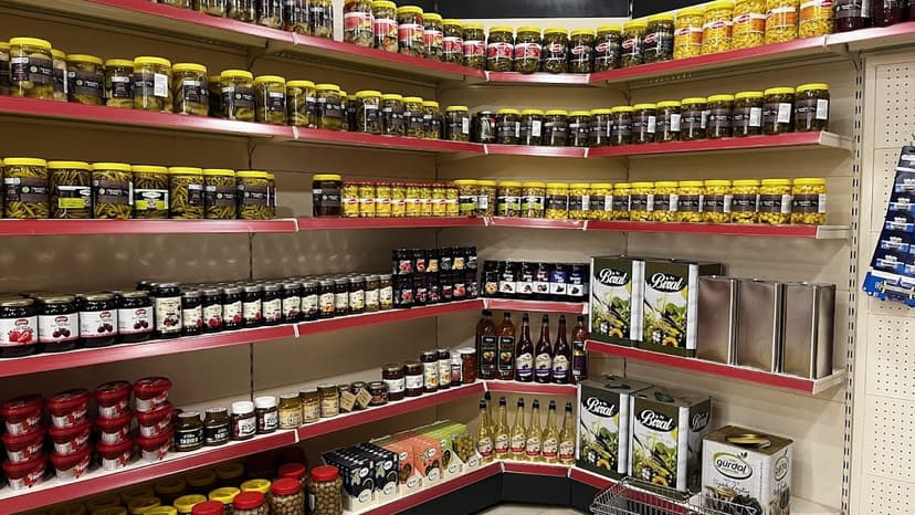 Baharat ve kavanoz ürünleri rafları