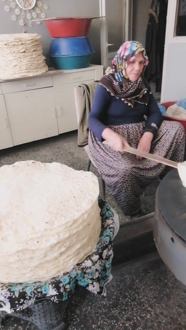 Elde açılan yufka sacda pişiriliyor