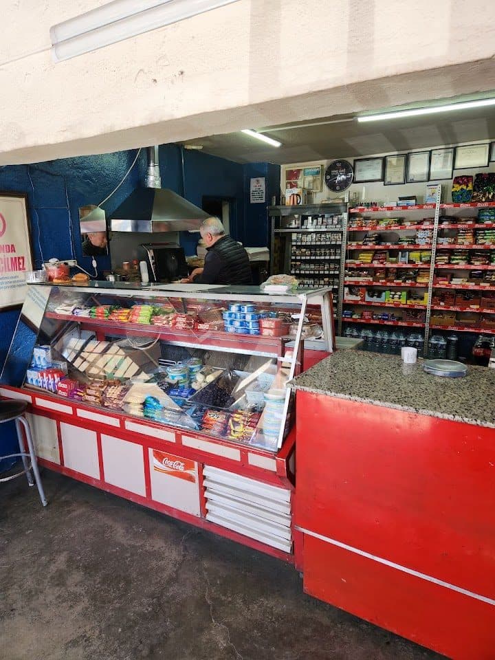 Bakkaliye reyonu ve tost tezgahı