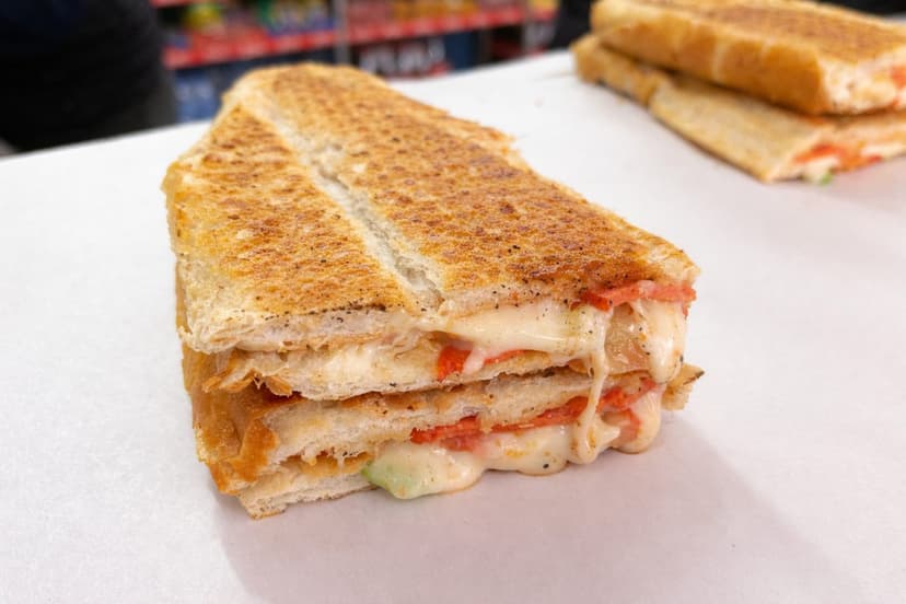 Sıcak karışık tost, dilimlenmiş