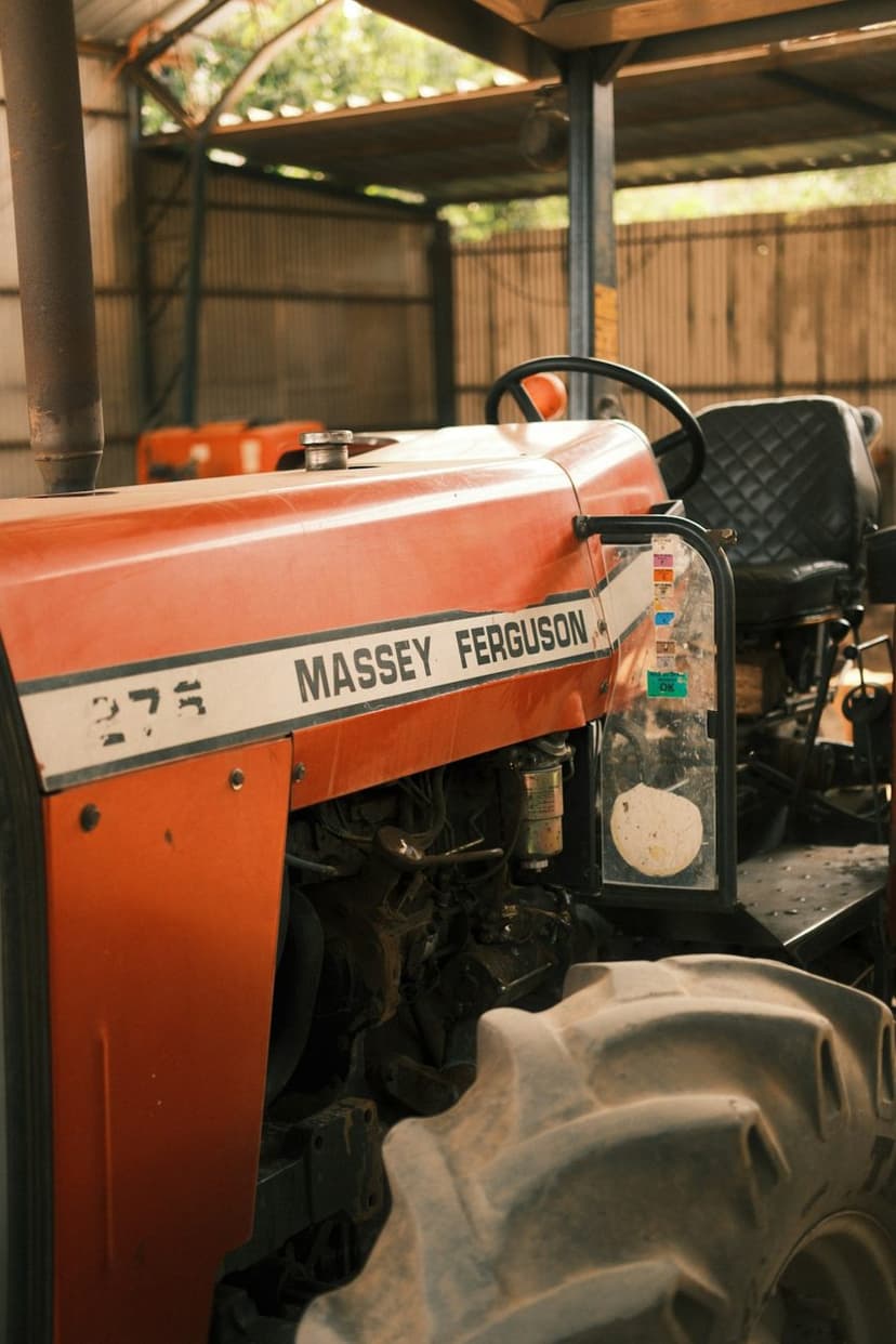 Traktör motoru üzerinde çalışan tamirci (temsili görsel)