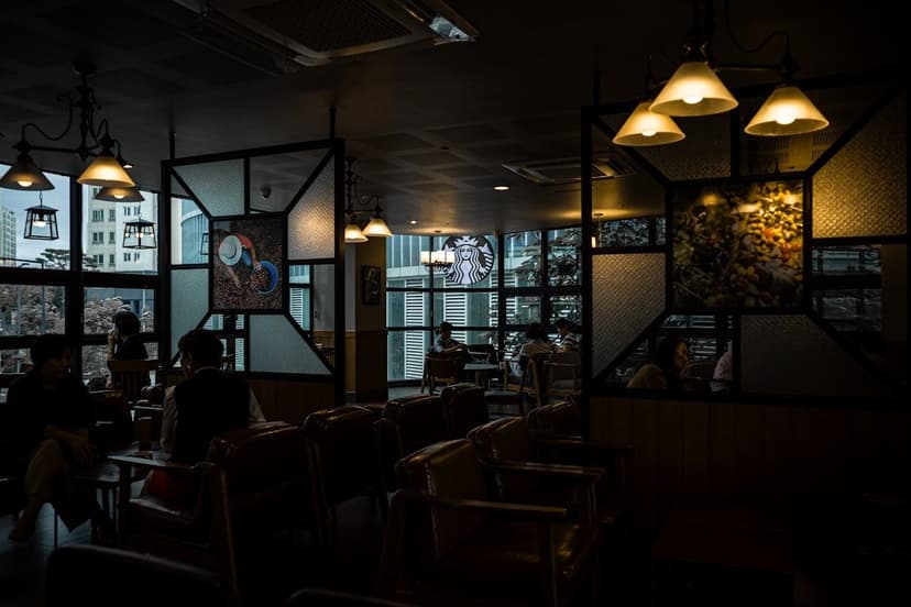 Kafe iç mekanı, akşam ışığı (temsili görsel)