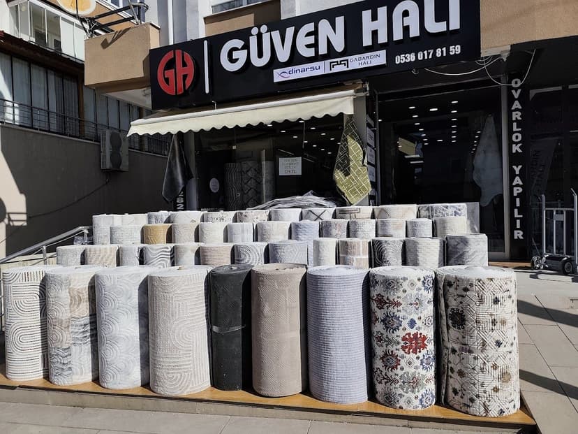 Güven Halı mağaza cephesi ve teşhirdeki halılar