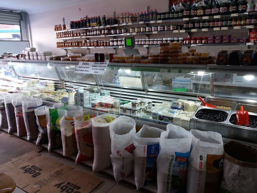 Şarküteri reyonu — peynir, bal ve zeytin çeşitleri