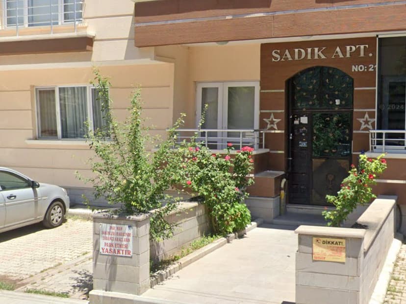 Sadık Apt. No:21 — Gzm İnşaat adresi (Google Street View)